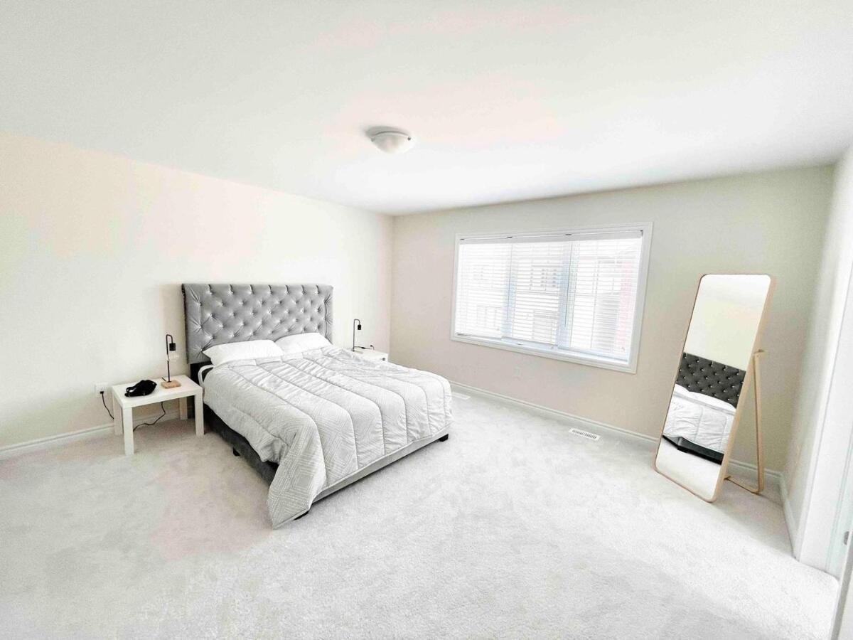 Large 5 Bedroom Newly Built Home Sleeps 12 Persons Thorold Extérieur photo