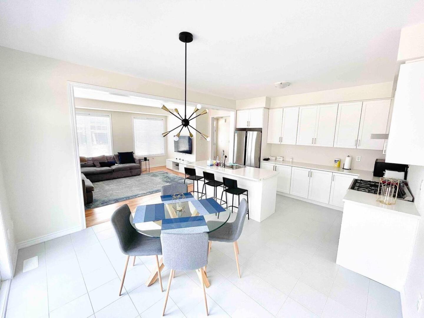 Large 5 Bedroom Newly Built Home Sleeps 12 Persons Thorold Extérieur photo