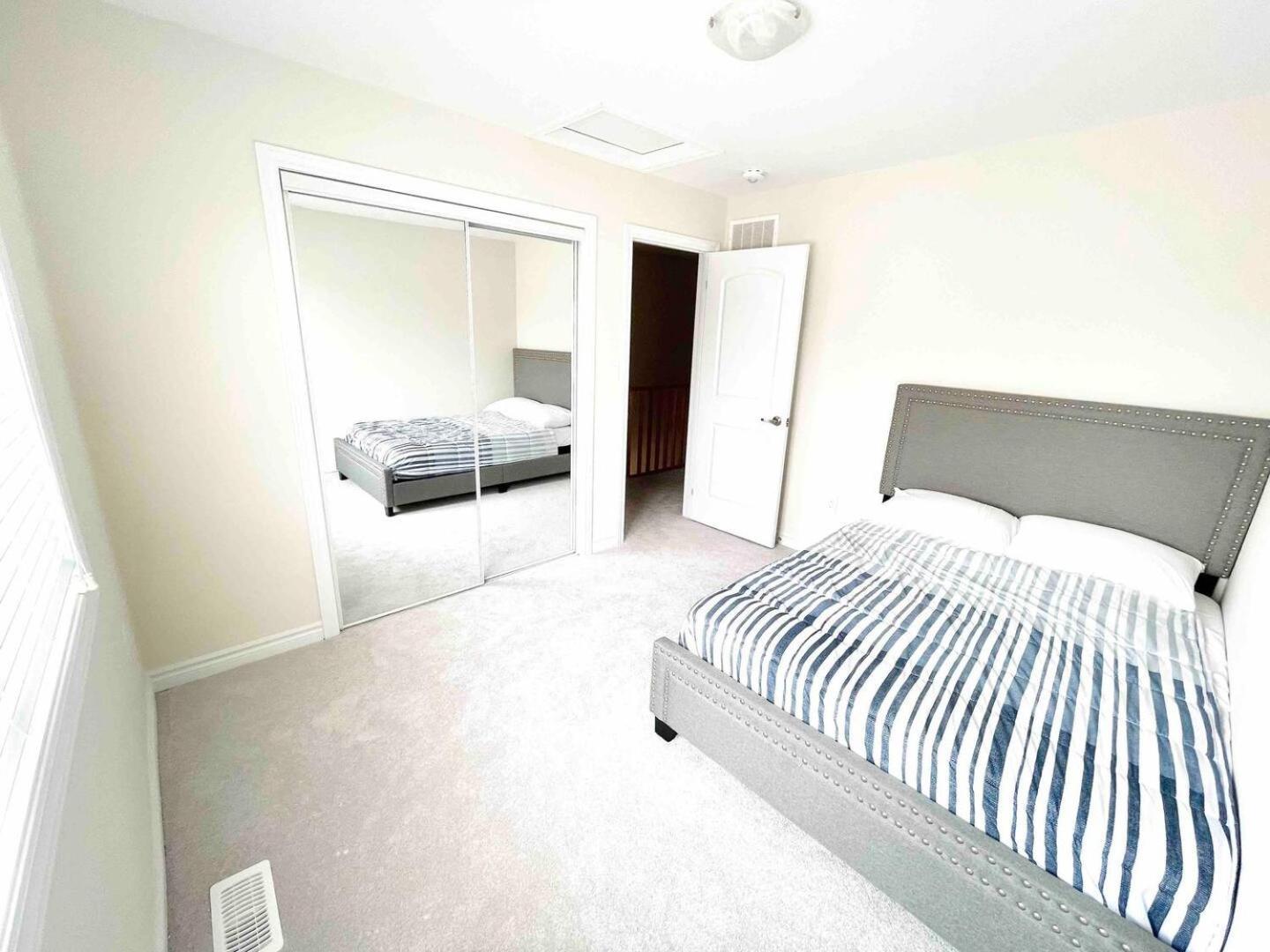 Large 5 Bedroom Newly Built Home Sleeps 12 Persons Thorold Extérieur photo